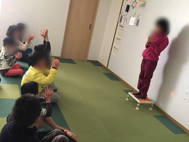 手でチューリップを作ってゆらゆら