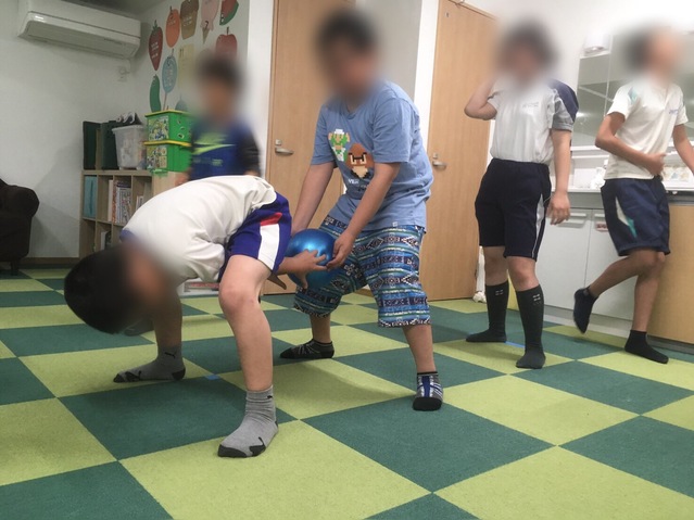 下からパス
