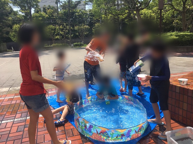 夏ならではの水遊びです。みんなびしょびしょになって遊んだね♪