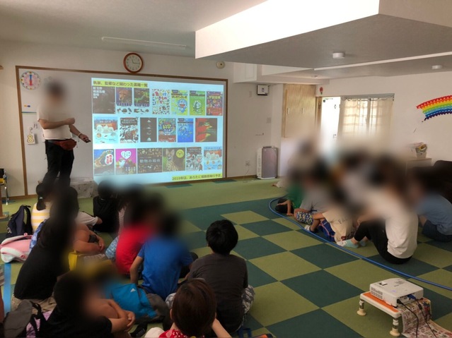 動物や昆虫に詳しい大渕さんによる講演会が開催されました。地域の子どもたちと一緒に話を聞いたり、蛇に触れたりしました！